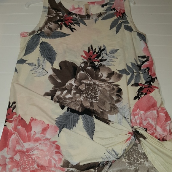 PLUS size Ivory Floral Front Knot Top - Picture 3 of 3